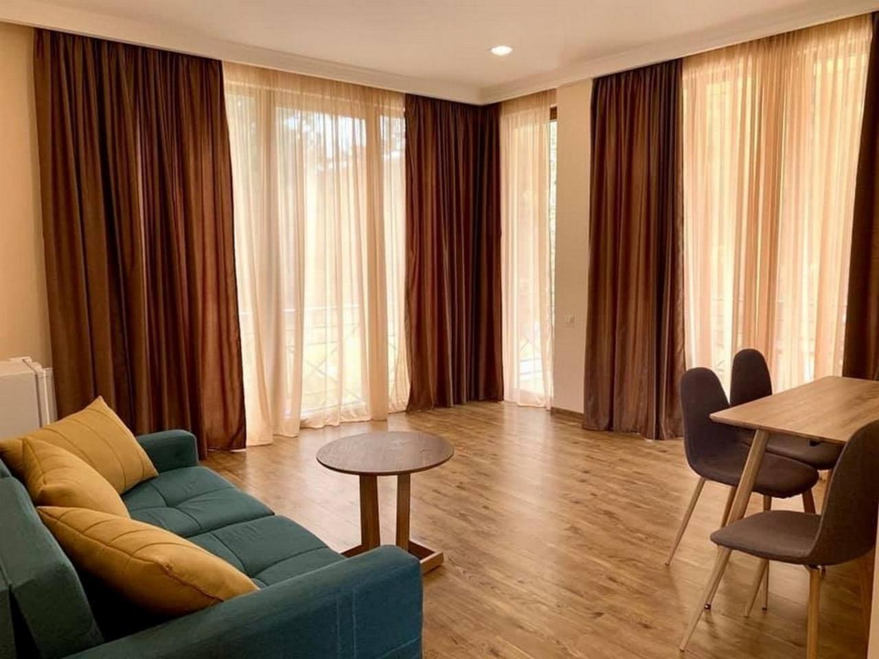 Hotel Surami 외부 사진